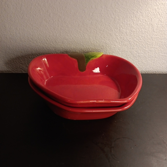 GORGEOUS NEW Pair of Plentiful Pantry Stoneware 10" Apple Shape Bake Bowls. - Picture 2 of 6